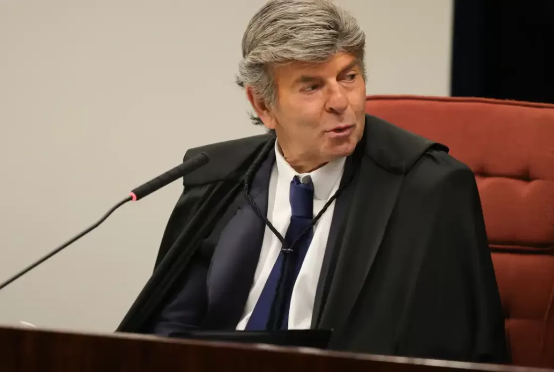 Fux vota para absolver Bolsonaro e ex-comandante da Marinha