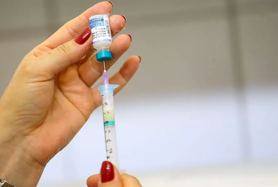 Demanda por vacinas contra o sarampo aumenta 114% em 2025 até agosto