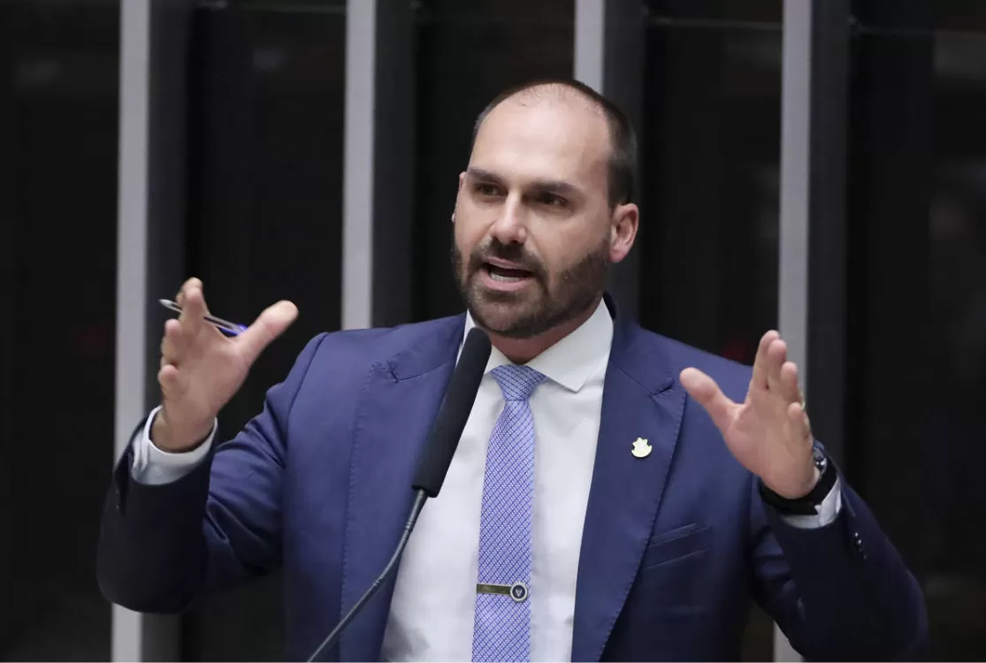 Abaixo-assinados para cassar  Eduardo Bolsonaro já têm 400 mil assinaturas