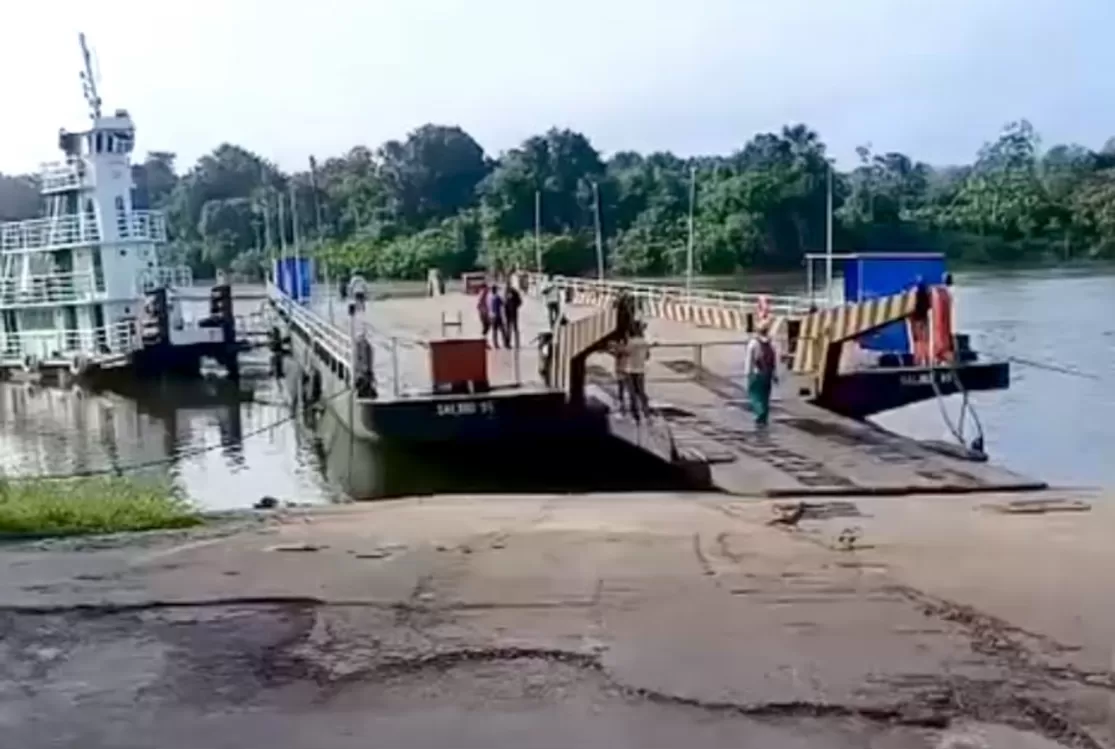 Acidente com caminhão interrompe travessia de balsa no rio Acará nesta quarta,8