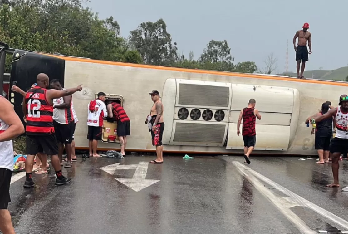 Ônibus de torcida do Flamengo que ia para a Argentina tomba e deixa feridos