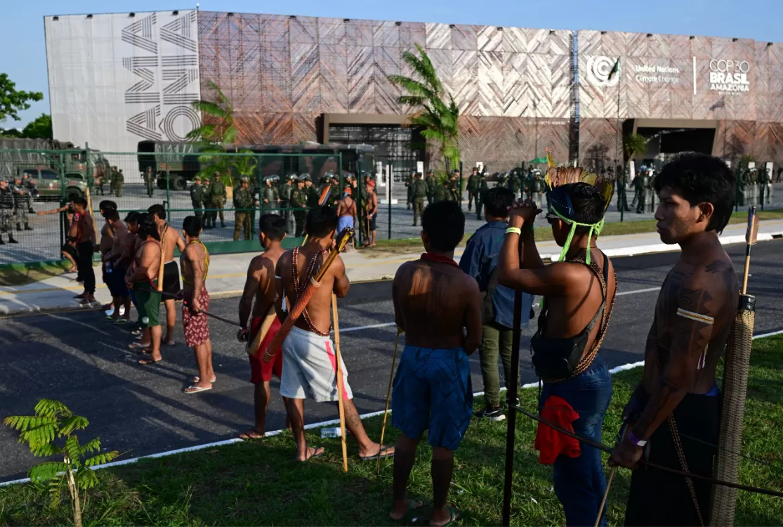 COP30: nova manifestação de indígenas fecha portão principal da conferência