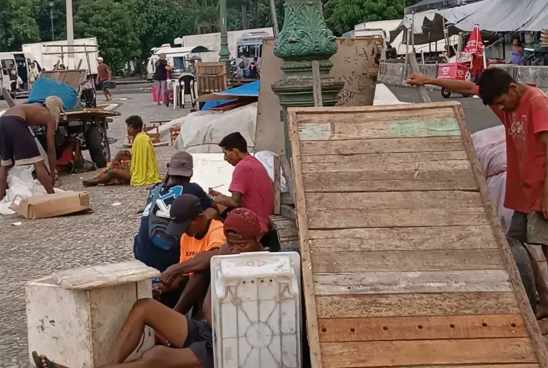 Praça do Relógio segue em situação de abandono, apesar de decisão da Justiça