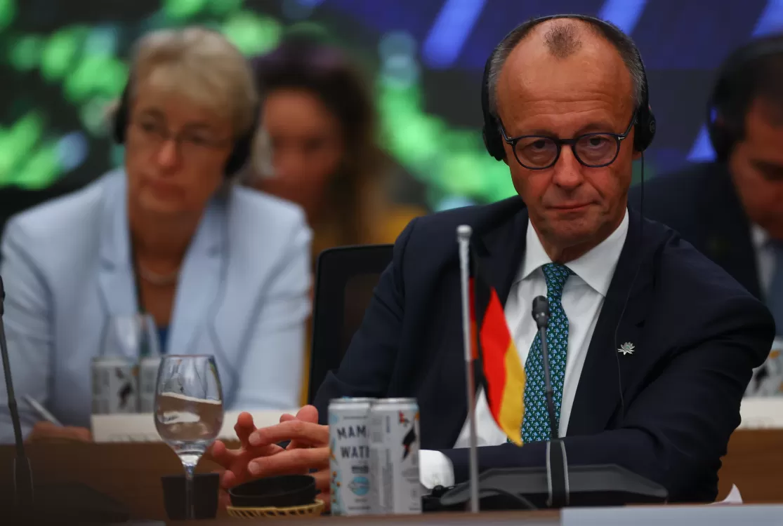 Brasileiros 'invadem' perfil de premiê alemão; Prefeito do Rio chama Merz de ‘filhote de Hitler'