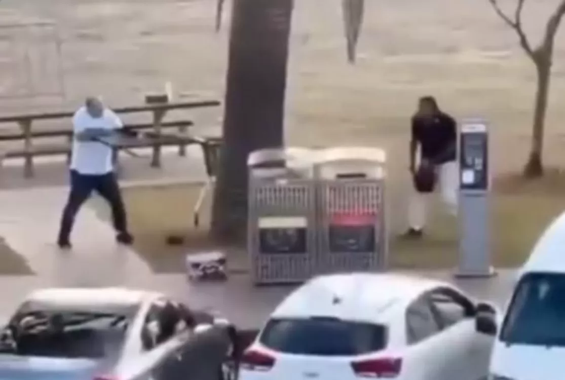 Homem imobiliza e desarma um dos atiradores em ataque em praia da Austrália