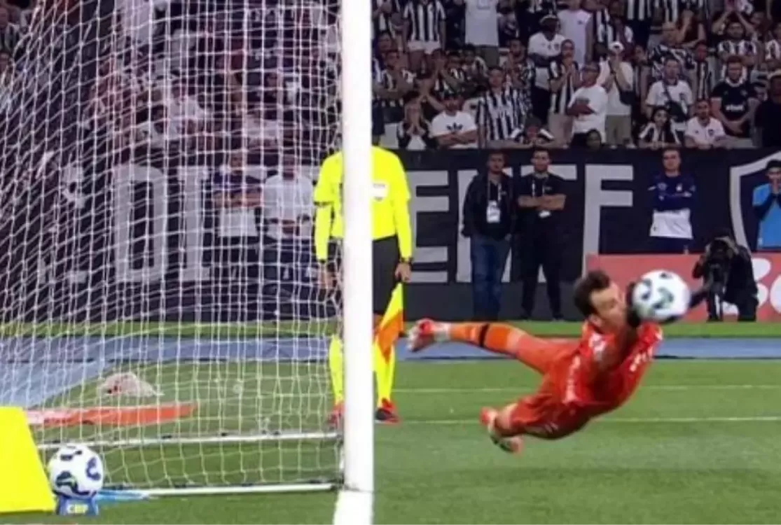 Léo Jardim brilha, Vasco elimina o Fluminense nos pênaltis e encara o Corinthians na final