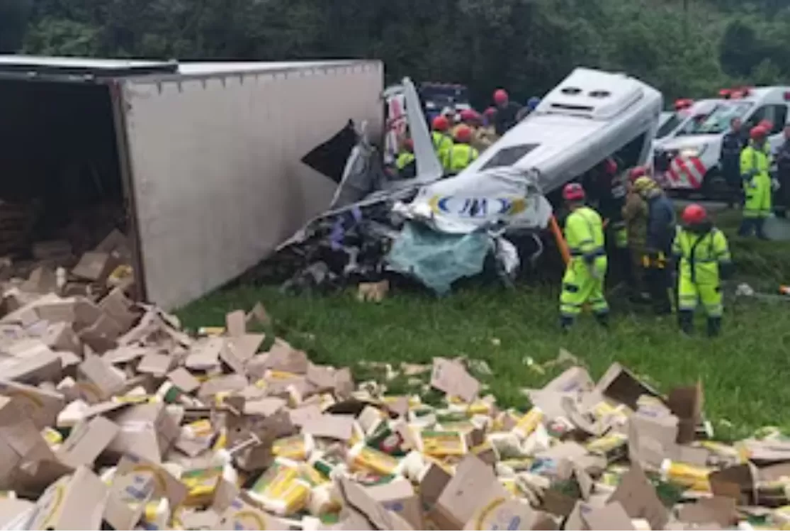 Carreta roubada tomba sobre van e deixa ao menos seis pessoas mortas