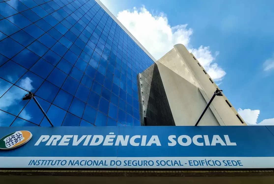 Lei que proíbe descontos em benefícios do INSS é sancionada por Lula