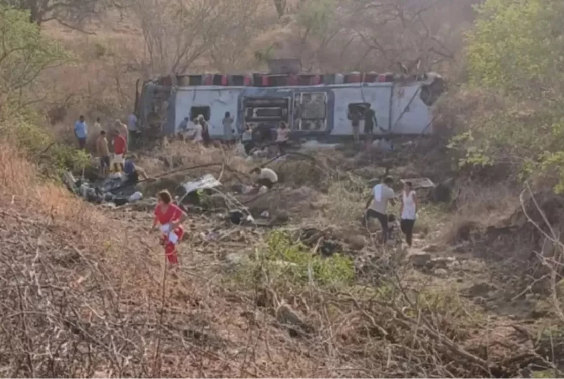 Ônibus com romeiros capota e deixa 15 mortos e vários feridos em Alagoas