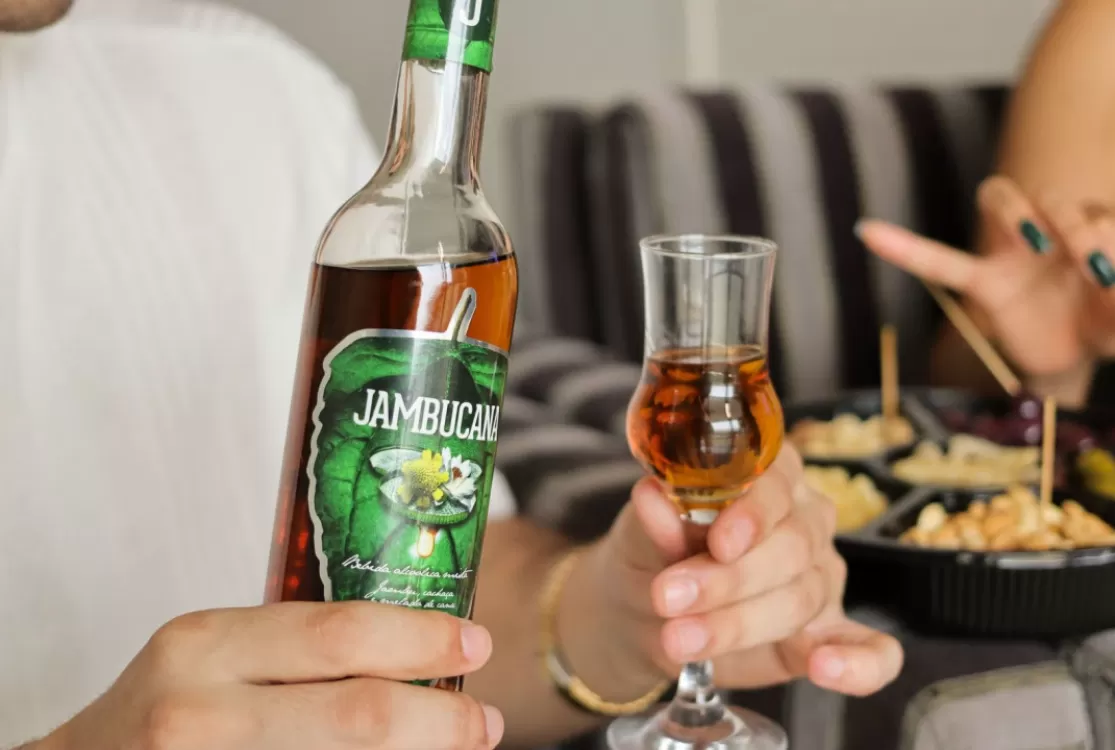 Carnaval em Belém ganha toque amazônico com drinks artesanais à base de jambu