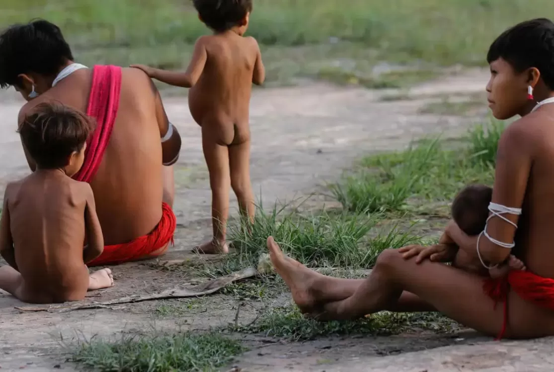 Associação diz que falta de vacina causou morte de bebês Yanomami; governo nega