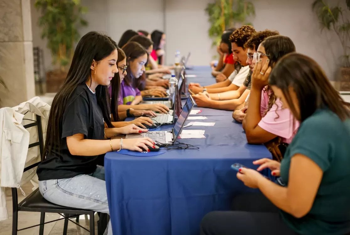 Número de jovens aprendizes inseridos no mercado brasileiro teve recorde em 2025
