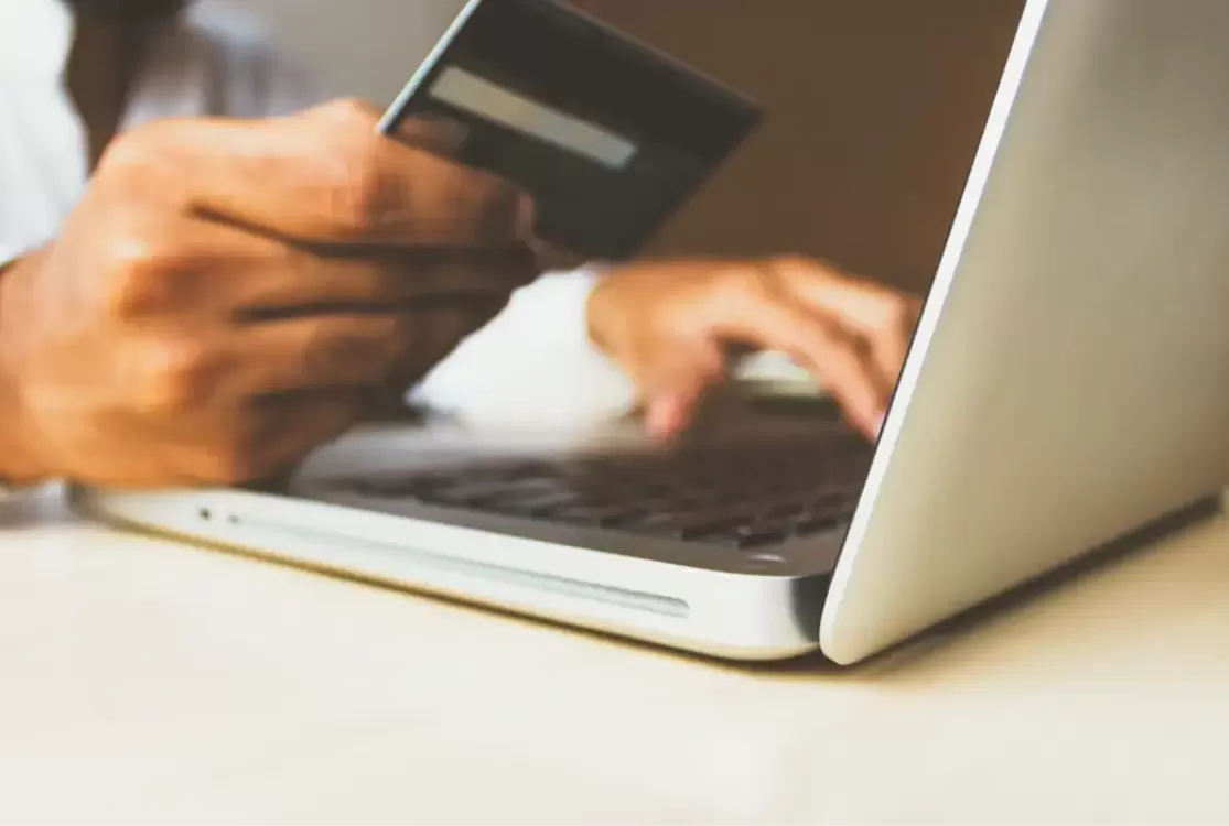 Cartão vira bola de neve e juros passam de 400% ao ano no rotativo