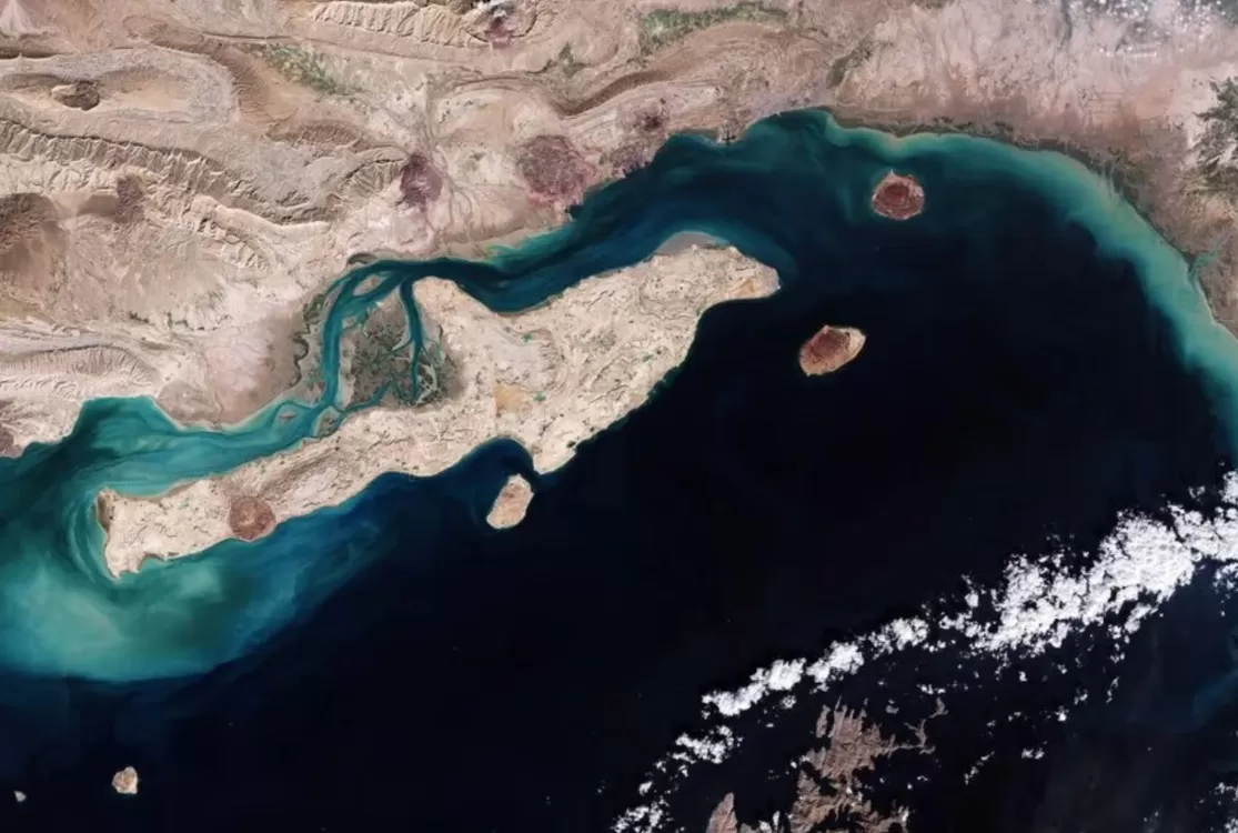 Irã flexibiliza bloqueio do Estreito de Ormuz, mas não representa reabertura da rota