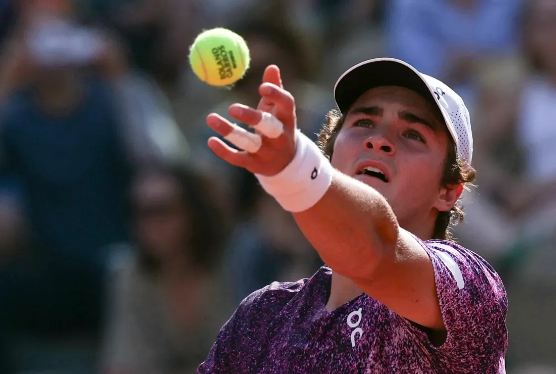 João Fonseca sofre no início, mas bate rival francês e avança em Roland Garros