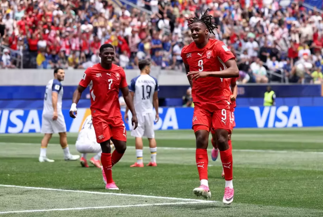 Manzambi sai do banco, faz dois gols, e Suíça vence a Bósnia para desencantar