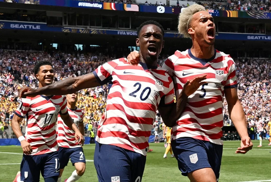 EUA vencem Austrália em jogo marcado por polêmicas e garantem classificação