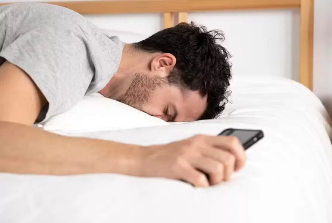Checar o celular assim que se acorda pode levar a doença crônica