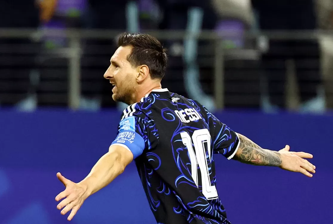 Messi sai do banco, balança a rede contra a Jordânia e bate mais recordes