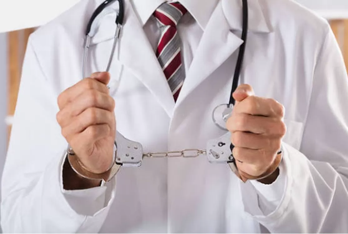 Médico é investigado por suposto uso de óculos com câmera em exames ginecológicos