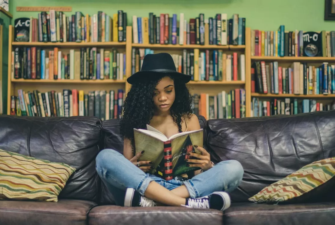 Longe das telas: Confira 5 livros para os adolescentes lerem nas férias