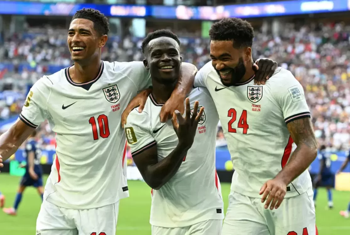 Inglaterra bate a França em jogo de 10 gols e tem melhor campanha dos últimos 60 anos