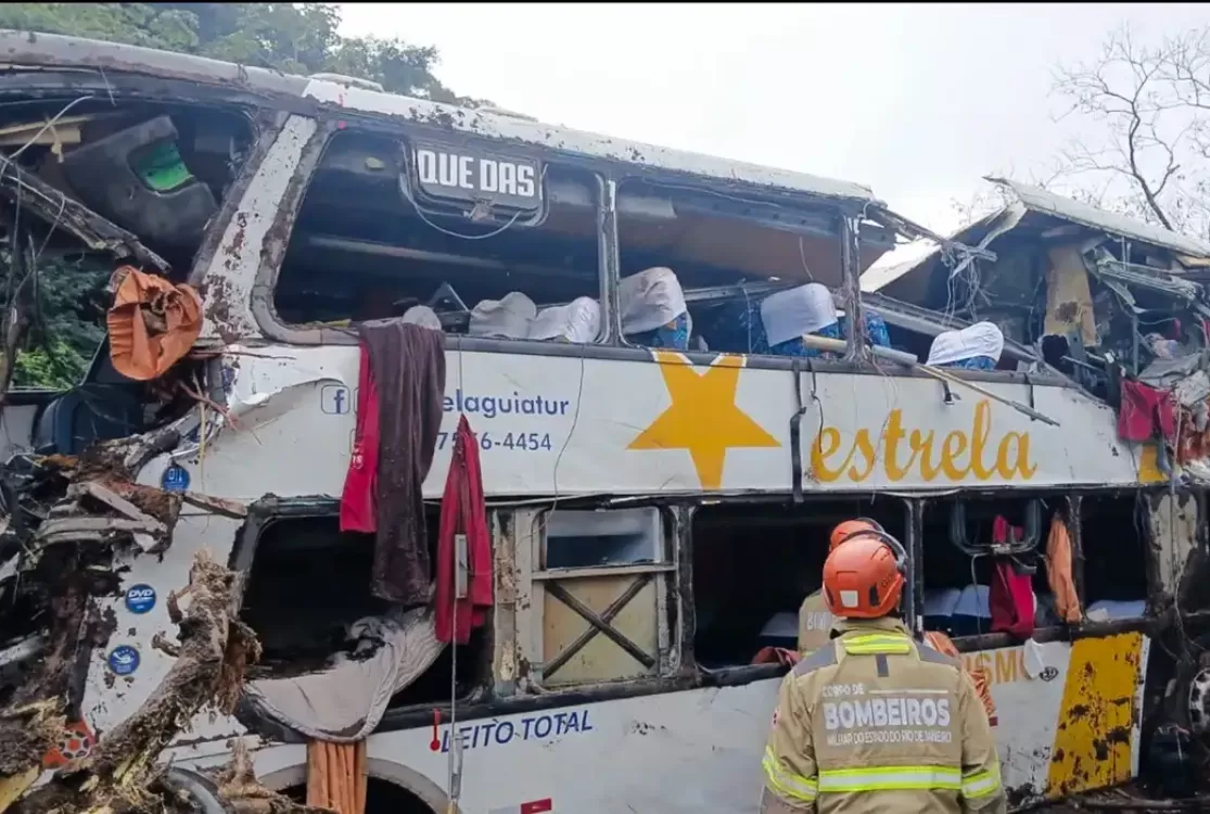 Nove pessoas morrem em tombamento de ônibus em Petrópolis