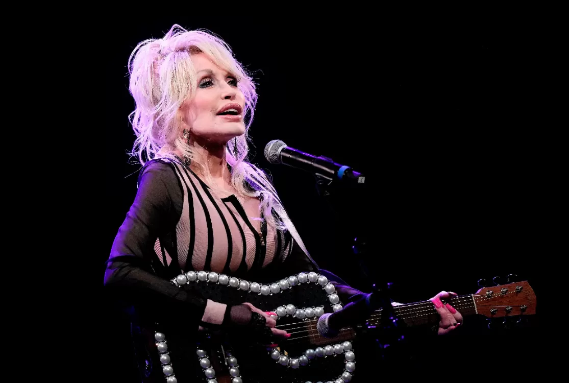 Dolly Parton, lenda da música country e figurinos marcantes, morre aos 80 anos