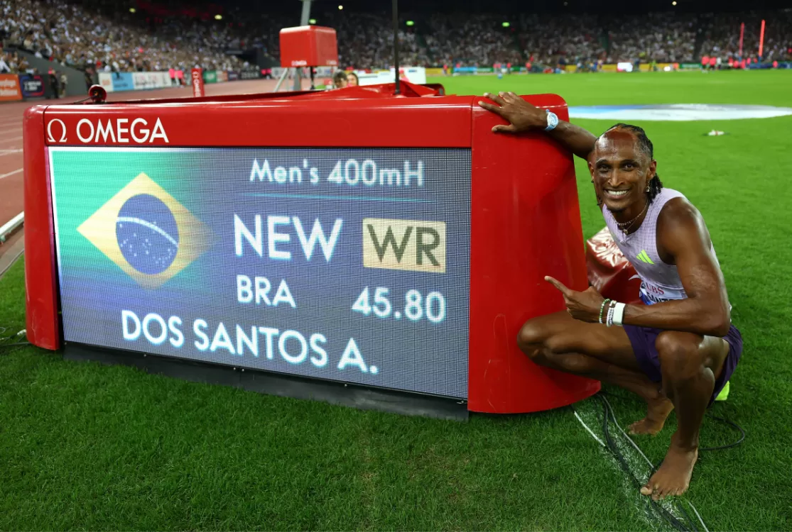 Alison dos Santos quebra o recorde mundial dos 400 metros com barreiras
