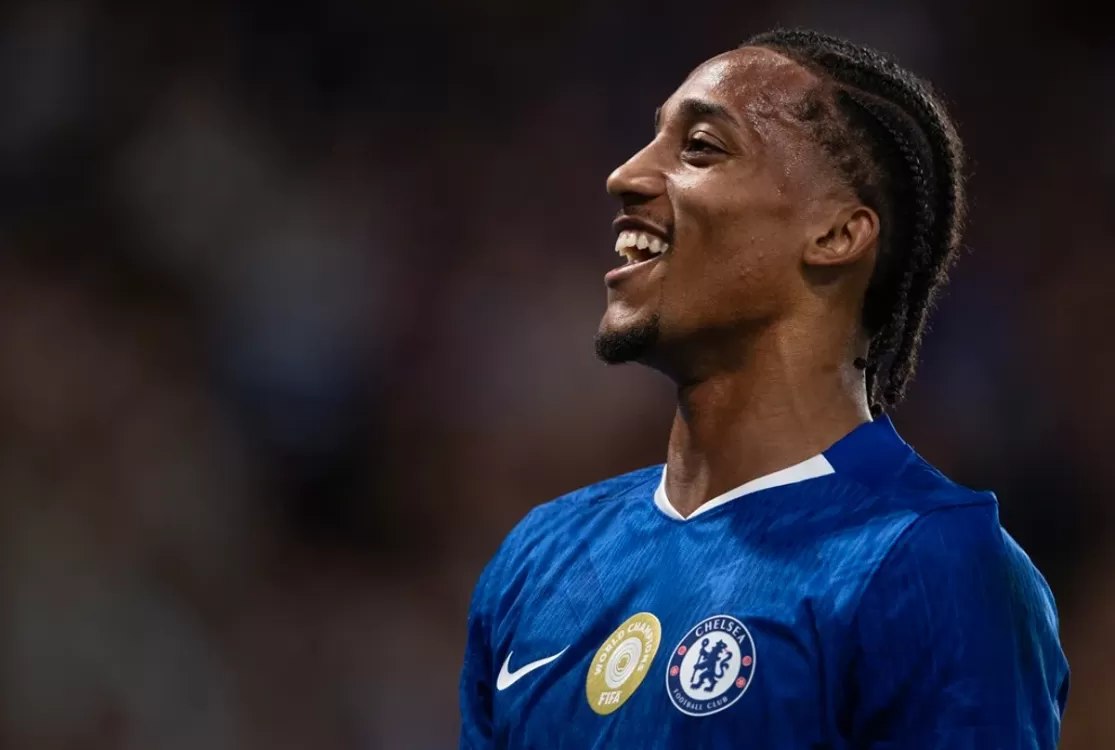 Esquecido na Copa, João Pedro é eleito melhor jogador do mês na Premier League