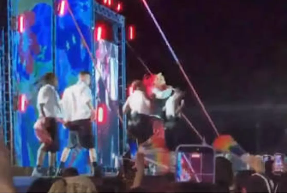 Parte de palco cede e derruba bailarinos em show de Gloria Groove em MG