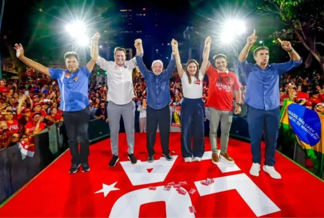Lula discursa para multidão em Belém ao lado de Hana, Helder, Chicão e Celso